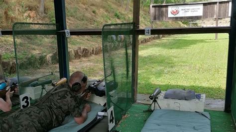 zdjęcie przedstawiające uhonorowanie zwycięzców zawodów strzeleckich