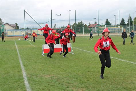 zdjęcie przedstawiające drużyny strażackie podczas ćwiczeń bojowych