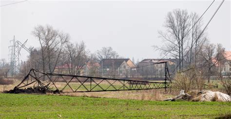 Zniszczone po pożarze garaże blaszane w Tychach Jaroszowicach