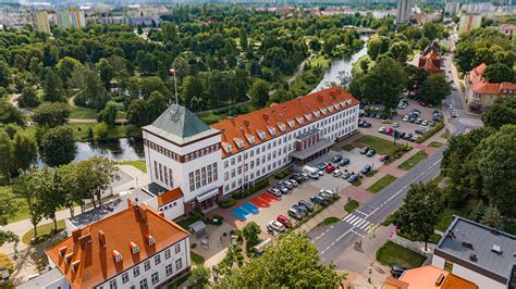 Zdjęcie przedstawiające różnorodne instytucje publiczne, np. szkołę, szpital i dom kultury