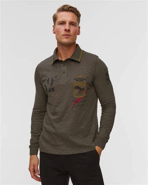 Zdjęcie przedstawiające różne typy koszulek strażackich: T-shirt i polo, z krótkim i długim rękawem