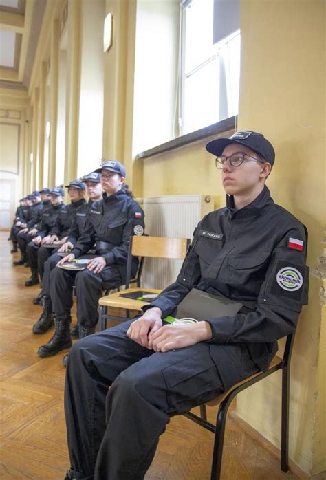 Zdjęcie odnalezionej odznaki mundurowej z 1907 roku