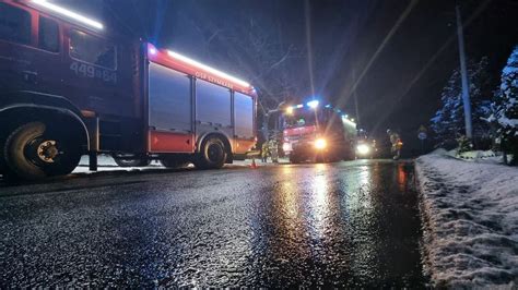 Zdjęcie interwencji straży pożarnej w nocy na ulicy Strumykowej, Grodzisk Wielkopolski