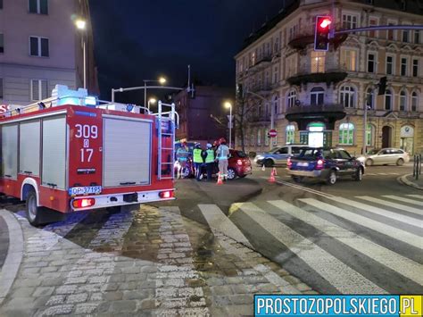Zdjęcie płonącego samochodu na skrzyżowaniu Aleje 1 Maja - Dworcowa w Koninie