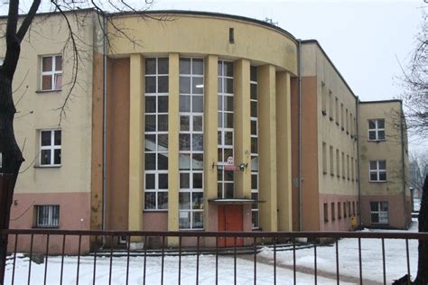 Zewnętrzny widok budynku Zespołu Szkół Sportowych w Dąbrowie Górniczej