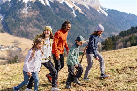 Zbliżenie na materiał z membraną stosowaną w butach strażackich.