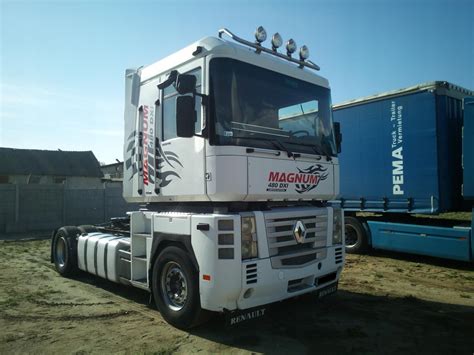 Zdjęcie strażackiego Renault Magnum E-Tech 480 w akcji lub podczas transportu