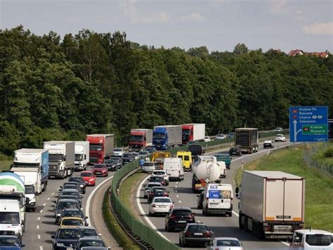 zdjęcie płonącej naczepy na autostradzie blokującej ruch