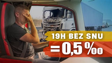 kierowca ciężarówki kontrolujący opony i układ hamulcowy przed wyruszeniem w trasę