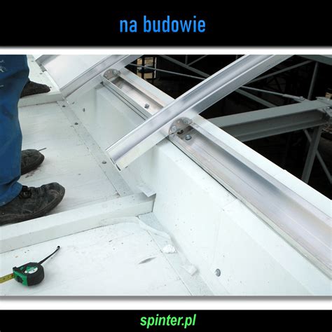 Zbliżenie na detale montażowe świetlika dachowego z elementami uszczelniającymi