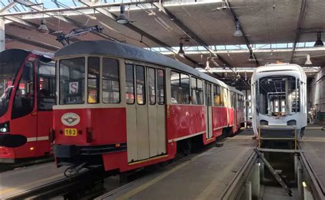 Zabytkowa zajezdnia tramwajowa w Chorzowie Batorym w stylu modernistycznym
