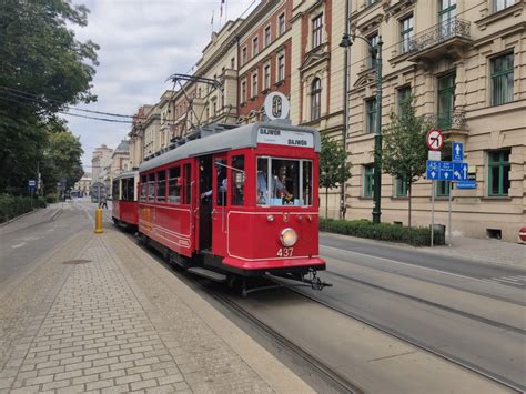Parada zabytkowych i nowoczesnych tramwajów na ulicach miast