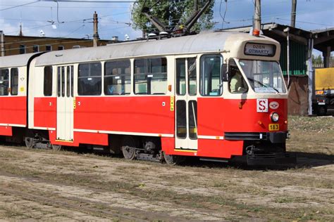 Pokaz techniczny podnoszenia wagonu tramwajowego w warsztacie
