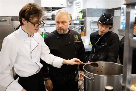 Uczniowie prezentujący przygotowane potrawy.