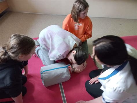 Uczniowie ćwiczący pierwszą pomoc na fantomach.