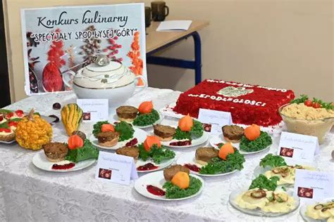 Stół z potrawą przygotowaną przez ucznia na konkursie kulinarnym.