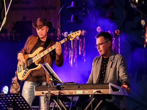 Muzycy zespołu Big Band OMT podczas koncertu.