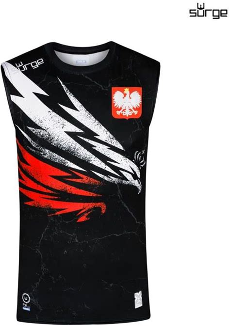 Logo firmy Surge Polonia lub zdjęcie jej produktów patriotycznych na modelach