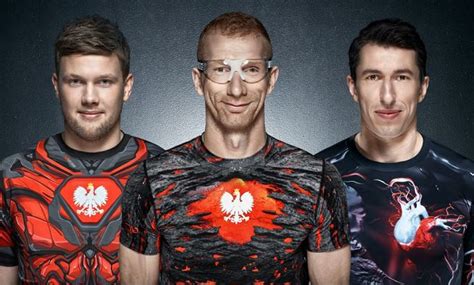 Grafika przedstawiająca kontrowersyjną koszulkę Surge Polonia z hasztagiem #GERMANDEATHCAMPS