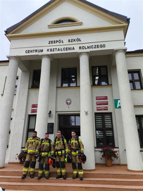 Zdjęcie z uroczystości OSP Lututów, np. wspólne kolędowanie lub przekazanie proporca.