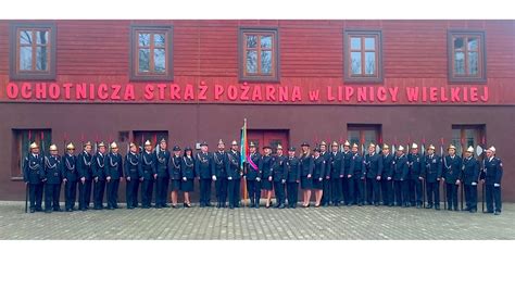 Zdjęcie przedstawiające przemówienie Prezesa OSP Lipnica Górna na tle nowej remizy
