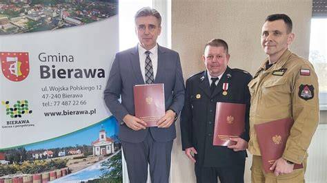 Zdjęcie przedstawiające uroczystość włączenia OSP Stara Kuźnia do KSRG z symbolami narodowymi