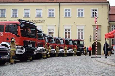 różnokolorowe wozy strażackie z różnych krajów świata (czerwone, żółte)