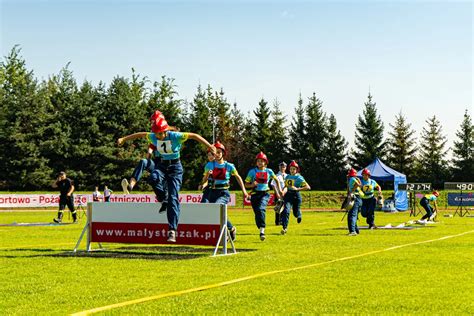 zdjęcie z zawodów sportowo-pożarniczych, drużyny w akcji
