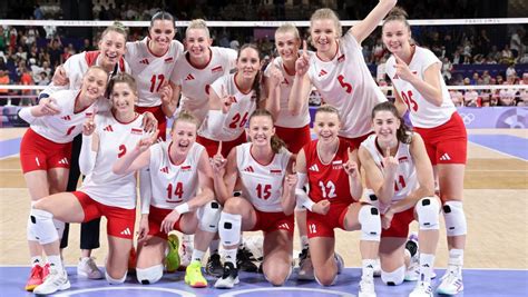 zdjęcie kobiecej drużyny strażackiej świętującej zwycięstwo