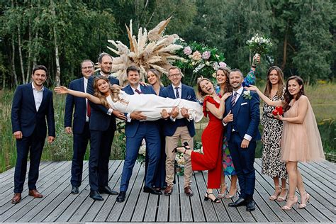 Zdjęcie grupowe nowożeńców i gości