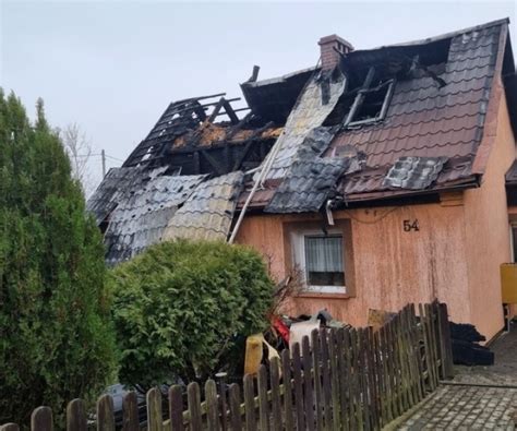 Zgliszcza domu jednorodzinnego po pożarze przy ulicy Wejhera w Malborku
