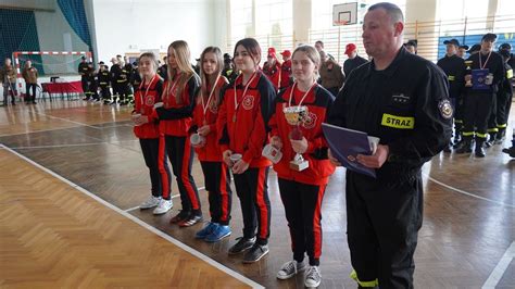 zdjęcie przedstawiające Młodzieżową Drużynę Pożarniczą podczas ćwiczeń lub zawodów
