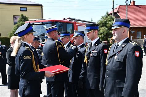 Kapelan strażacki przyjmujący odznaczenie