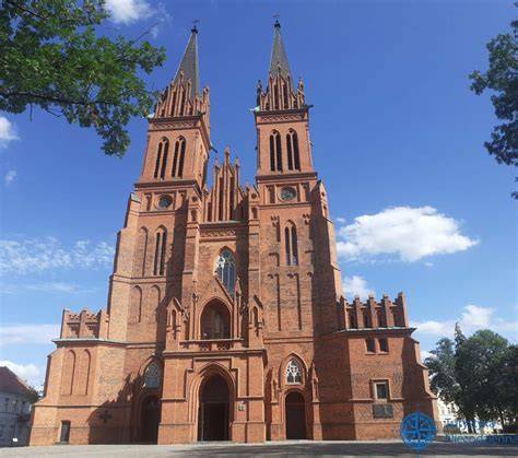 Zewnętrzny widok na Kościół św. Jana we Włocławku, prezentujący gotycką architekturę.