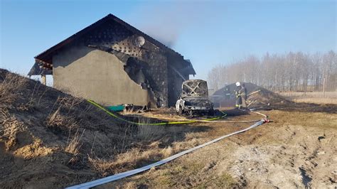 strażacy na miejscu pożaru dachu, utrudniony dojazd