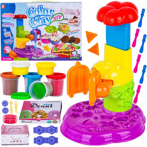 Kolekcja różnych zestawów foremek i akcesoriów do ciastoliny