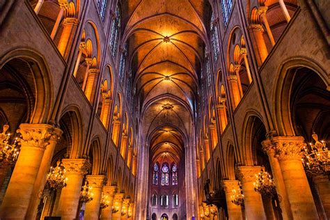 Wnętrze katedry Notre Dame w Paryżu