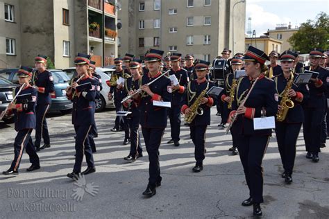 Orkiestra dęta strażaków w mundurach