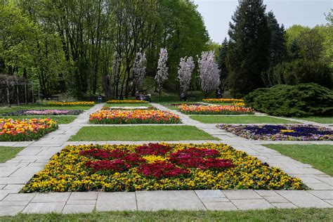 Zdjęcie przedstawiające teren parku Cytadela z widocznymi śladami interwencji straży pożarnej w okolicy placu zabaw.