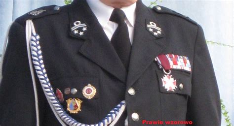 Zdjęcie przedstawiające galowy mundur strażacki z odznaczeniami