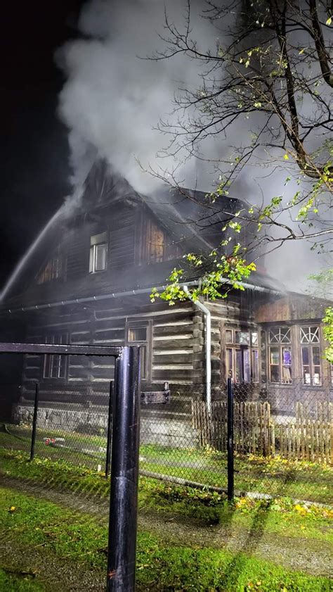 Zdjęcie płonącego drewnianego budynku Galerii Sztuki 