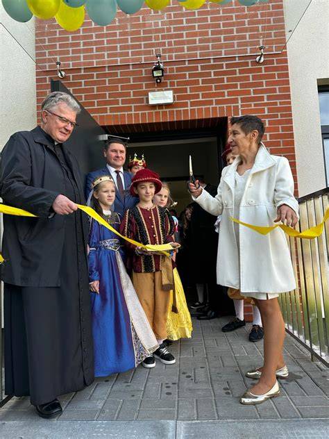 Zdjęcie uroczystego otwarcia nowego budynku szkolnego w Kuźnicy w 1997 roku