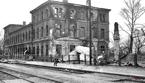 zdjęcie historyczne dworca kolejowego w Pruszkowie lub mapka okolicy z zaznaczoną linią kolejową