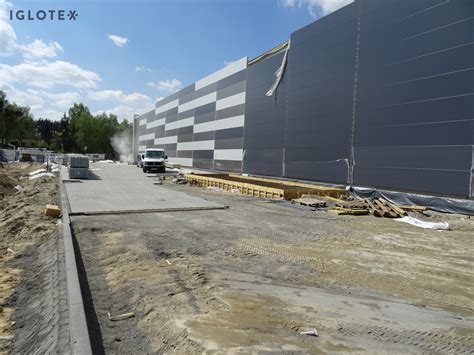 Zdjęcie z postępu prac budowlanych nowej hali produkcyjnej Iglotex po pożarze, ukazujące nowoczesne konstrukcje