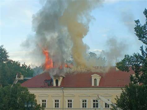 Zdjęcie barokowego Pałacu w Konarzewie przed pożarem