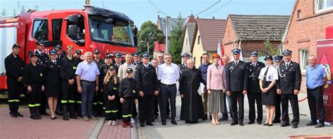 Zdjęcie nowego samochodu ratowniczo-gaśniczego MAN OSP Bełżec I podczas uroczystości przekazania