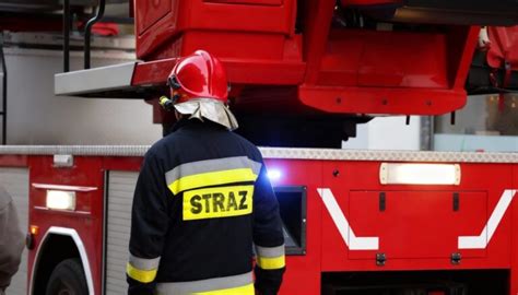 Zbrojownia remizy strażackiej z nowoczesnym sprzętem gaśniczym