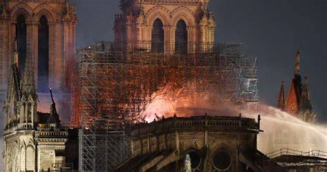 Zniszczenia katedry Notre Dame po pożarze, widok z lotu ptaka