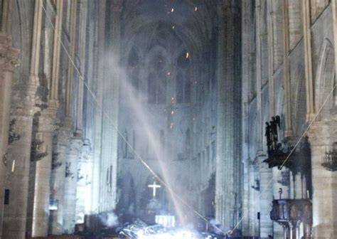 Wnętrze katedry Notre Dame po pożarze, widok na zniszczone sklepienie
