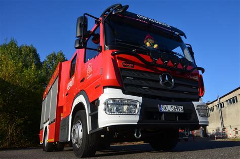Współczesne zdjęcie drużyny OSP Kłobuck podczas zawodów lub ćwiczeń